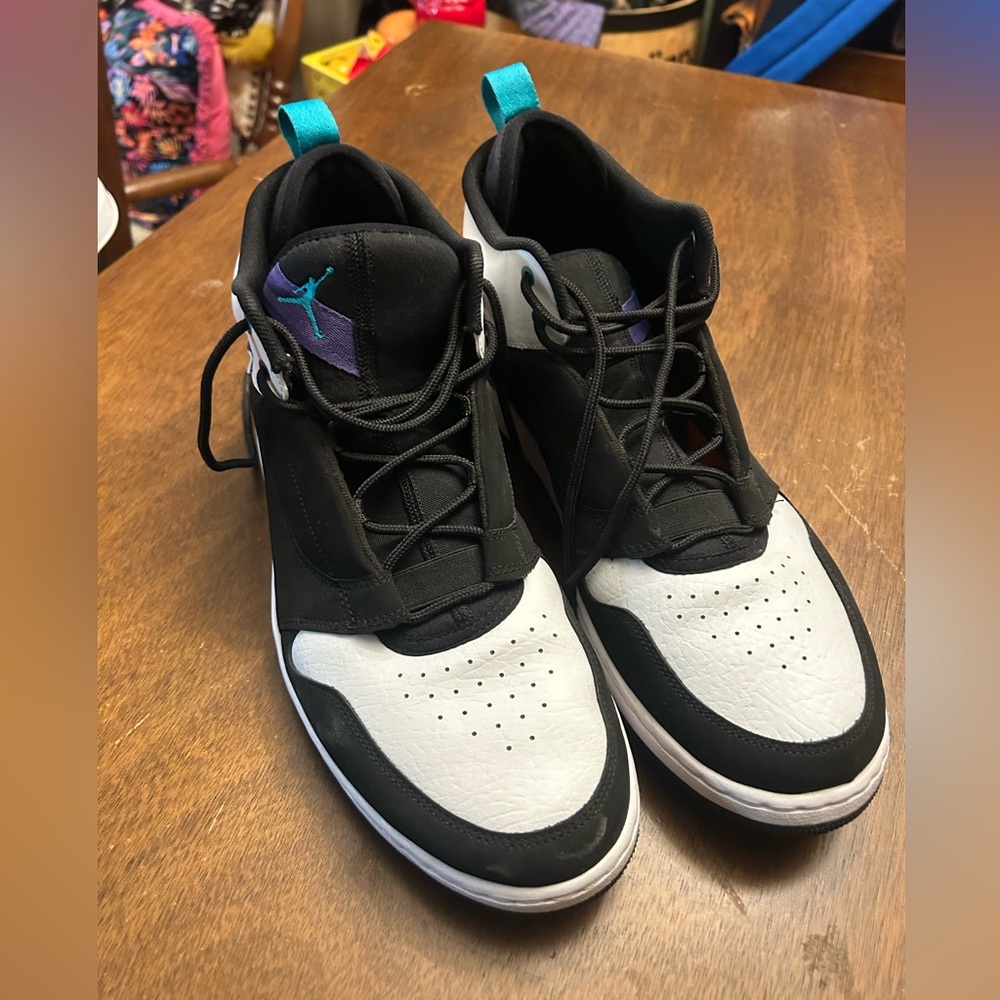 NIKE JORDAN like new Black and White Men's Sneakers